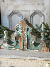 Load image into Gallery viewer, Olde World Corbels Set of 2