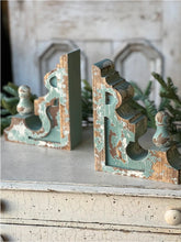 Load image into Gallery viewer, Olde World Corbels Set of 2