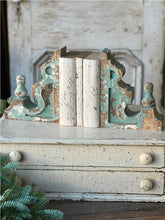 Load image into Gallery viewer, Olde World Corbels Set of 2